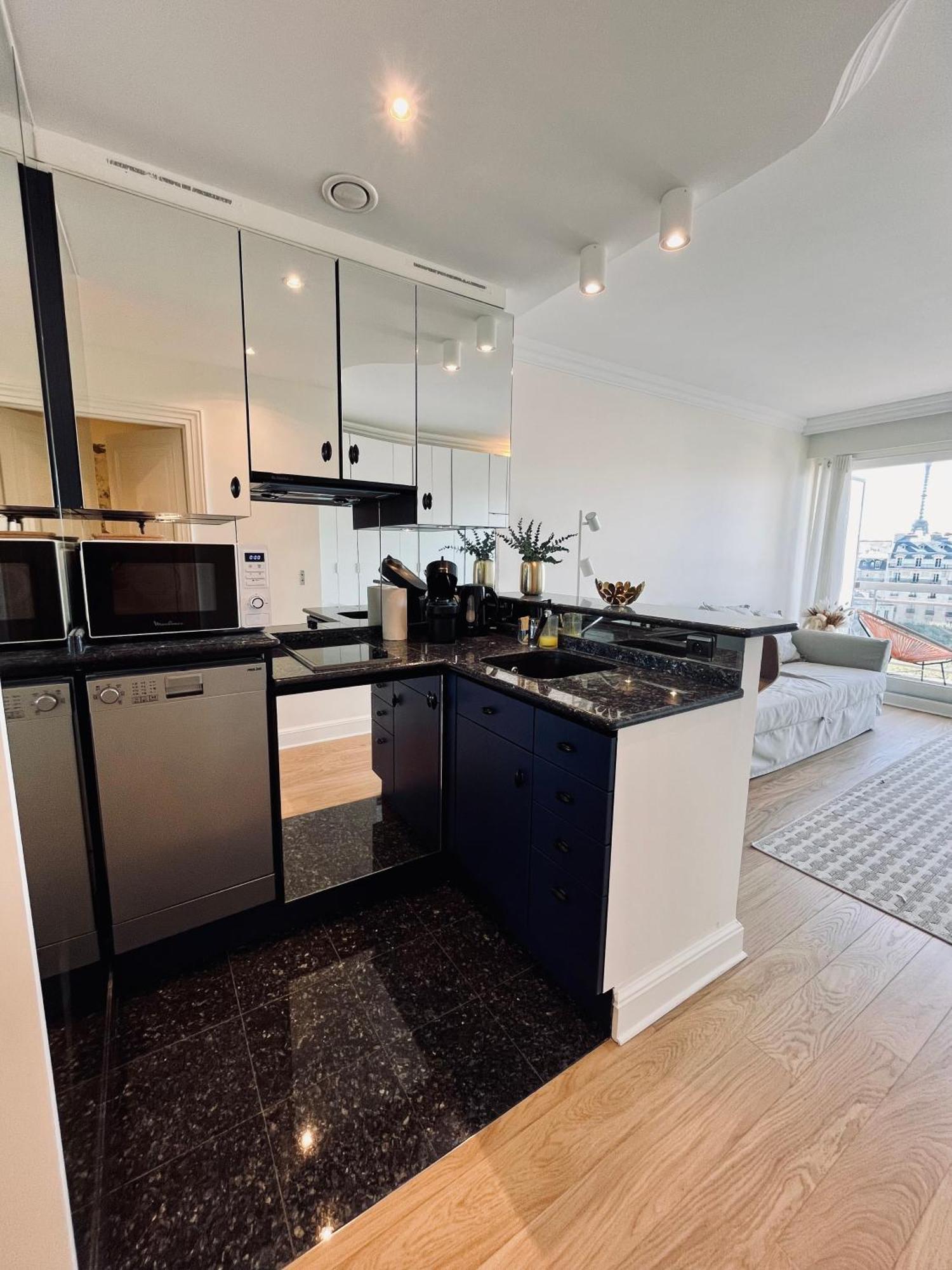 Appartamento Parisian Elegance With Eiffel Tower View Parigi